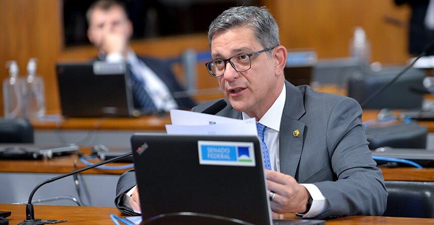 O senador Rogério Carvalho (PT-SE) apresentou relatório favorável à PEC 2/2016, que segue para análise do Plenário Alessandro Dantas/PT no Senado